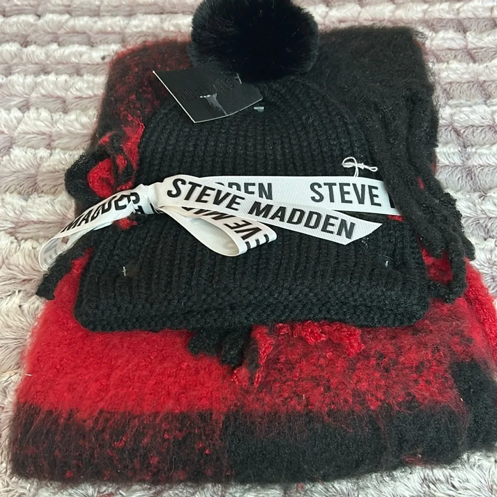 Steve Madden Scarf & Hat set